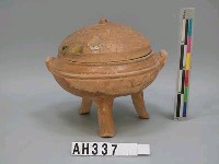 藏品(漢-六朝 黃綠釉雙耳劃花鼎)的圖片
